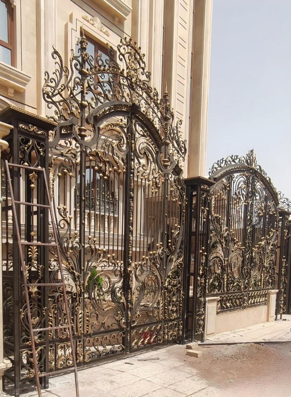 درب حیاط ساختمان