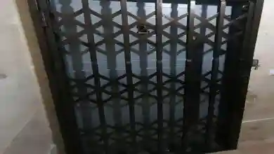 درب آکاردئونی داخل آپارتمان