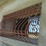حفاظ پنجره با جای گلدان