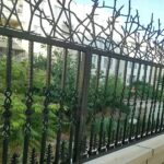 حفاظ آهنی روی دیوار منزل