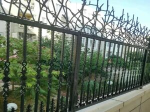 حفاظ آهنی روی دیوار منزل