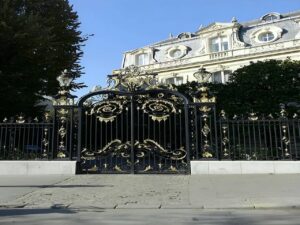 دروازه پارکینگ حیاط