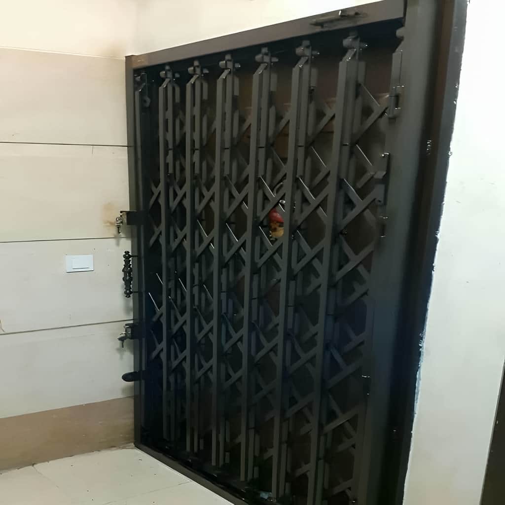 نصب درب آکاردئونی فلزی ضدسرقت چهار گل در فردیس کرج