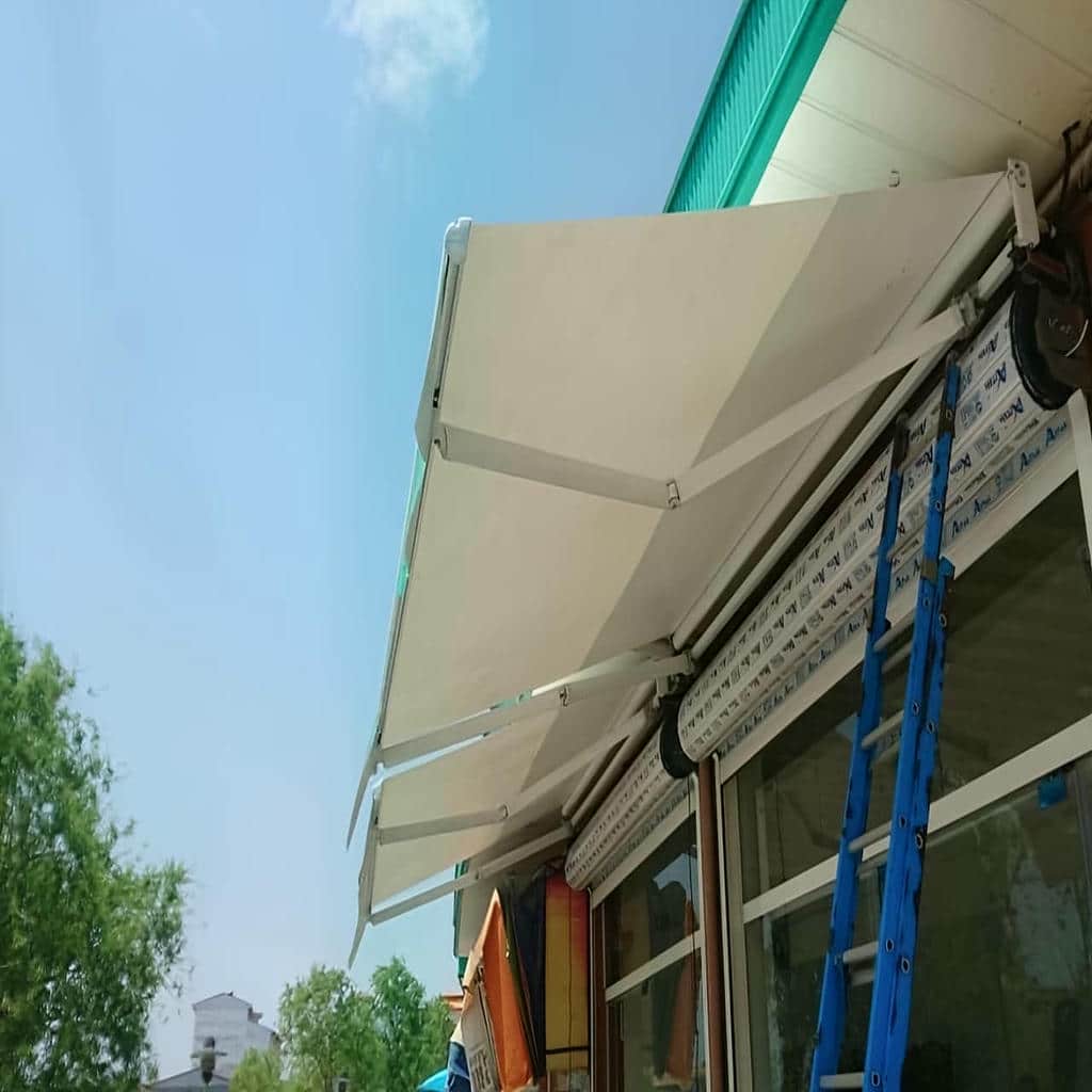 خرید سایبان برقی بازویی اتوماتیک مهندسی در کاشان