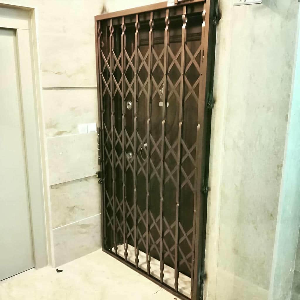 نصب درب آکاردئونی فلزی ضدسرقت چهار گل در شهرکرد