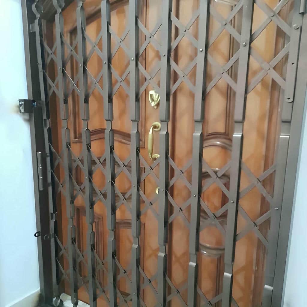 نصب درب آکاردئونی فلزی ضدسرقت چهار گل در اصفهان