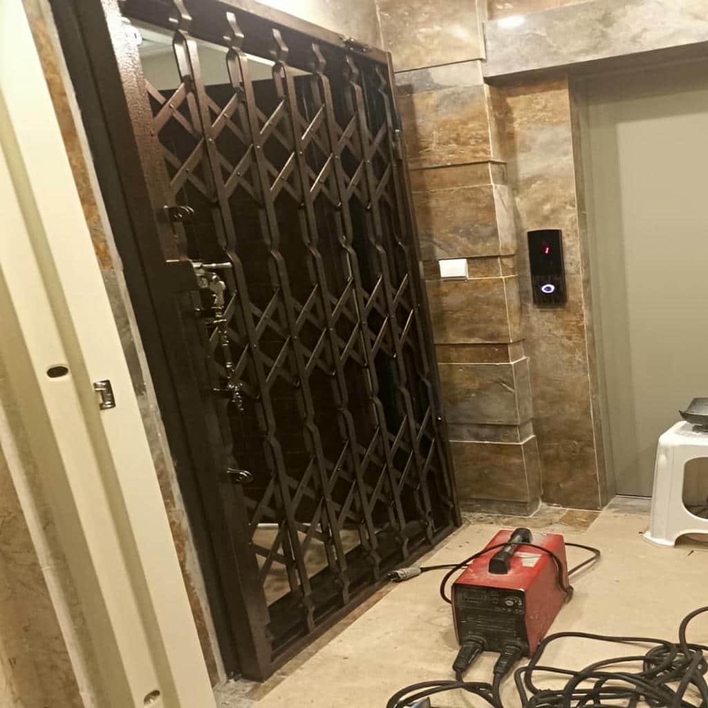 نصب درب آکاردئونی فلزی ضدسرقت چهار گل در ساوه