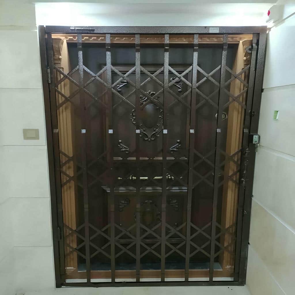 نصب درب آکاردئونی فلزی ضدسرقت چهار گل در زاهدان