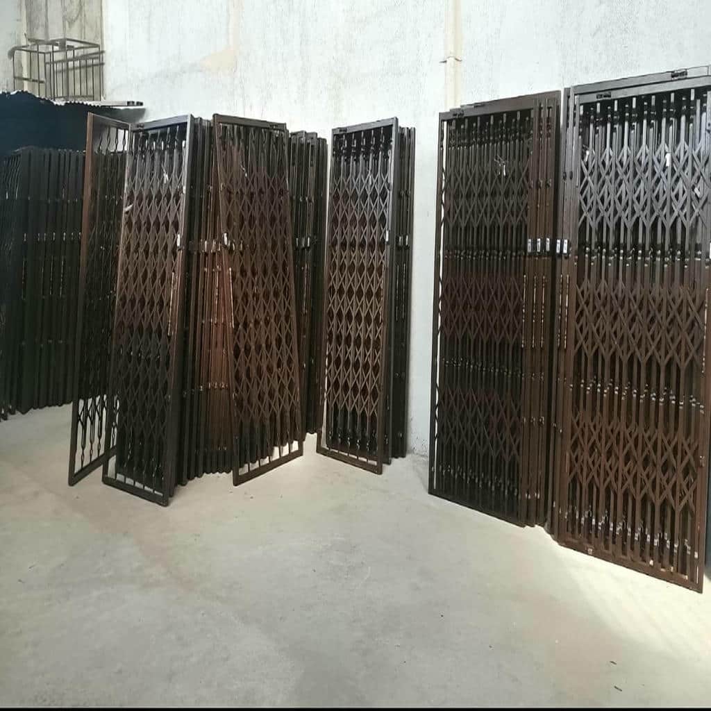 نصب درب آکاردئونی فلزی ضدسرقت چهار گل در کیش