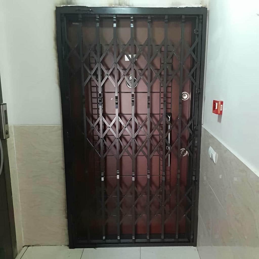 نصب درب آکاردئونی فلزی ضدسرقت چهار گل در شیراز