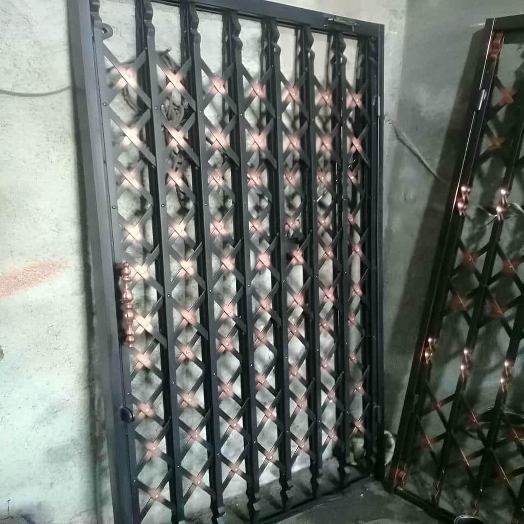 نصب درب آکاردئونی فلزی ضدسرقت چهار گل در نیشابور