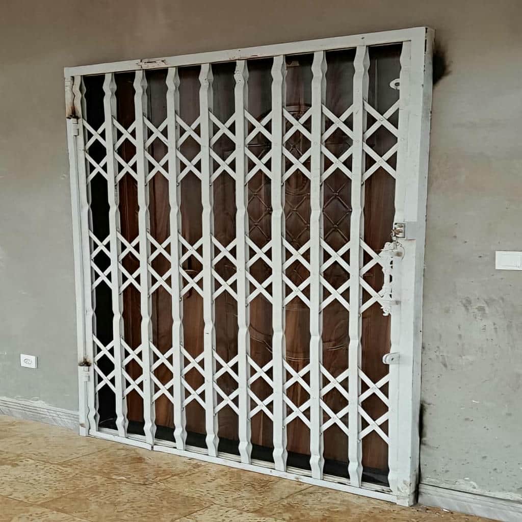نصب درب آکاردئونی فلزی ضدسرقت چهار گل در یاسوج