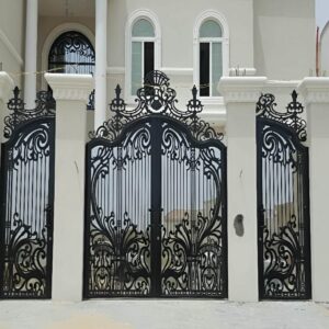 درب حیاط در کمال شهر