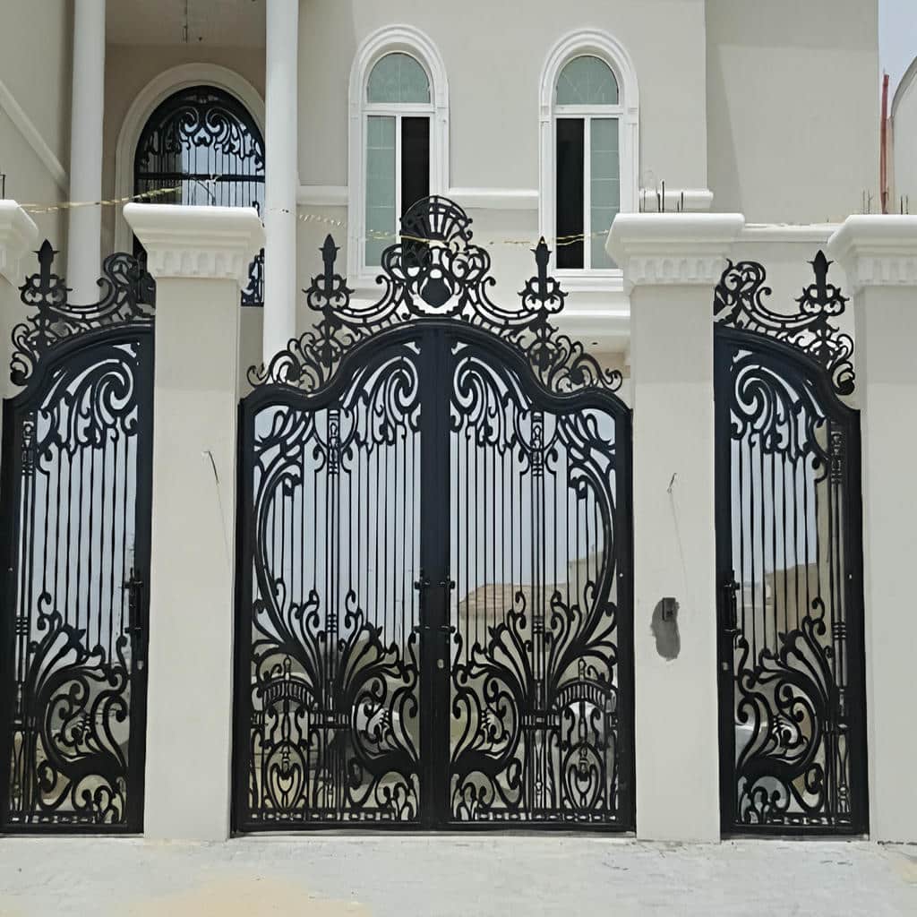درب حیاط در کمال شهر