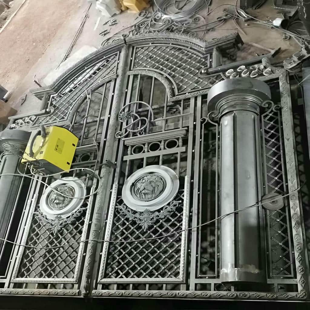 خرید درب حیاط فرفورژه کلاسیک در محمدشهر
