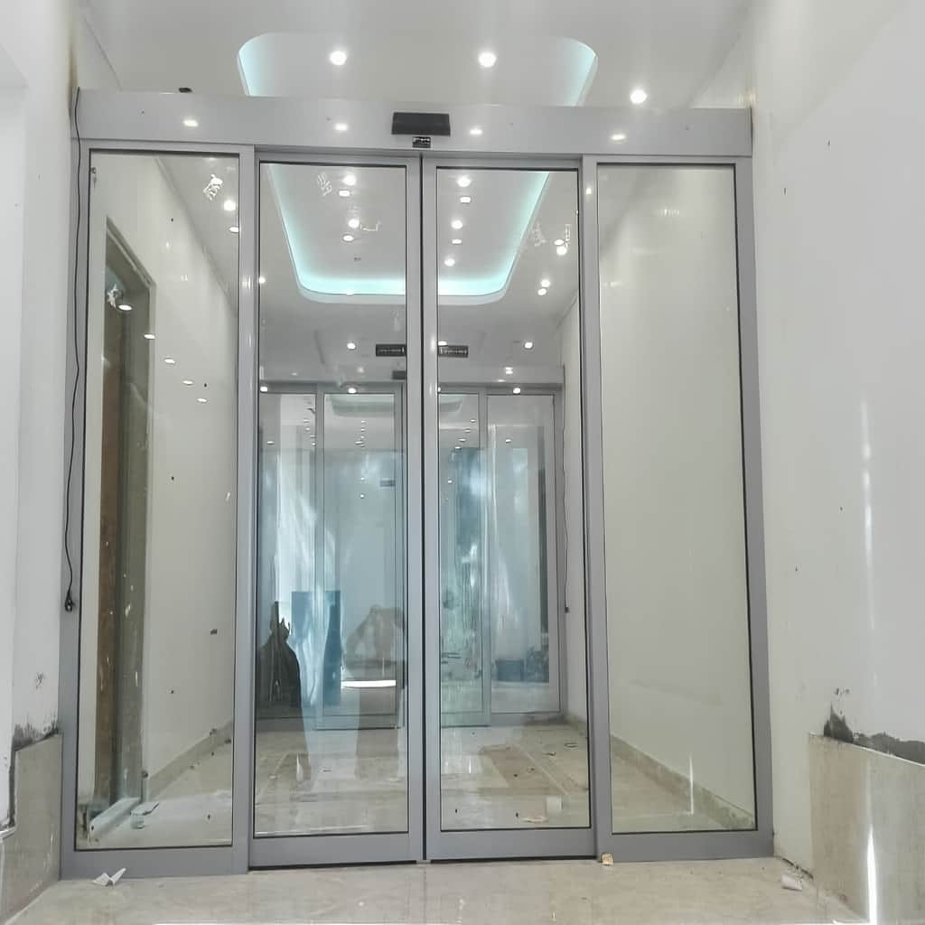 اجرای درب اتوماتیک شیشه ای برای مرکز تجاری