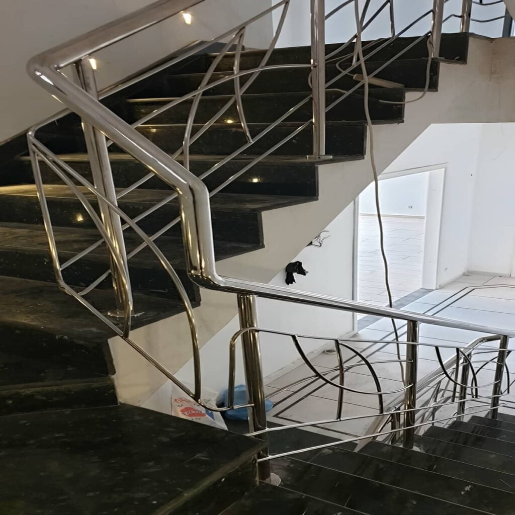 نصب نرده استیل ضدزنگ با پایه محکم