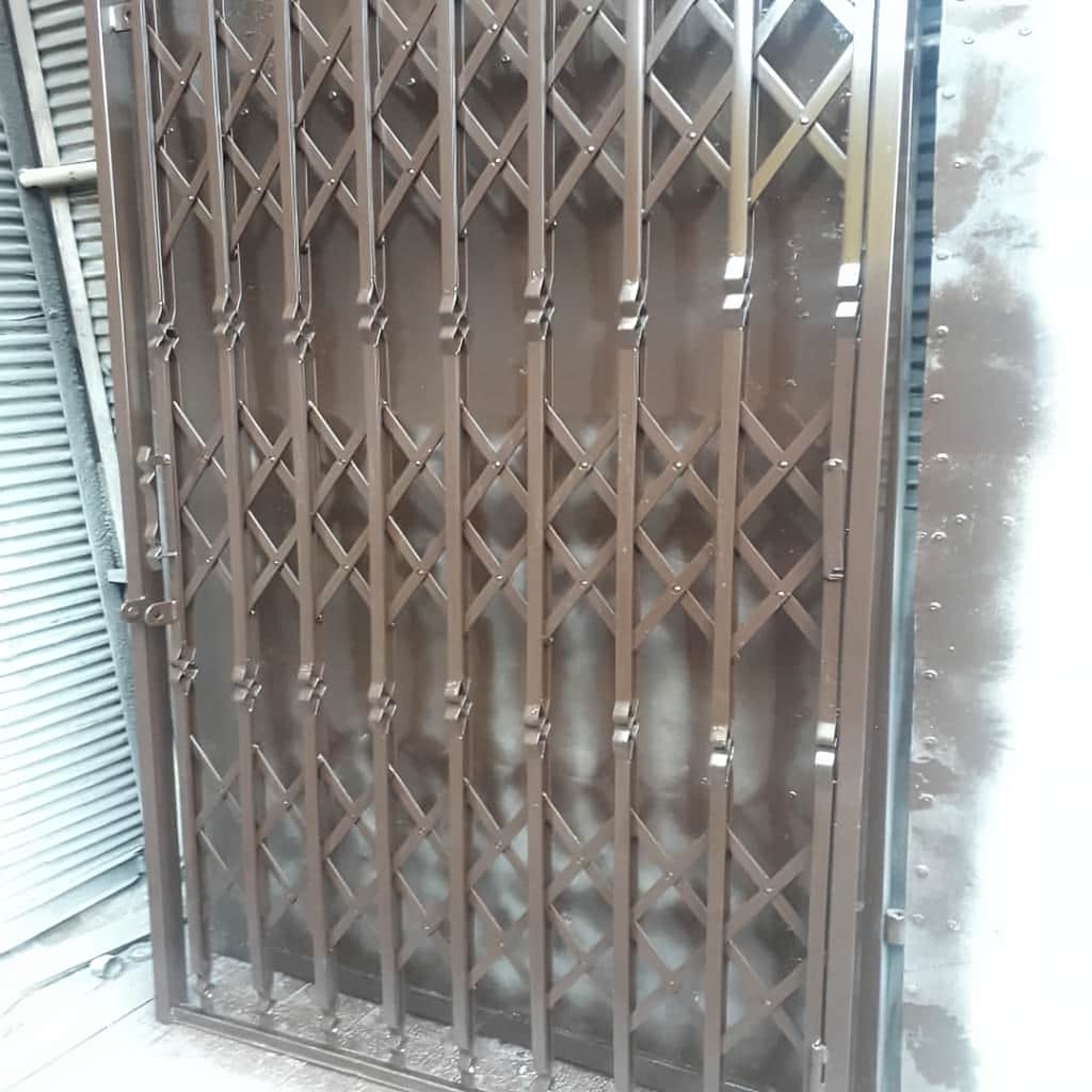 درب آکاردئونی سه گل با چهارچوب فلزی