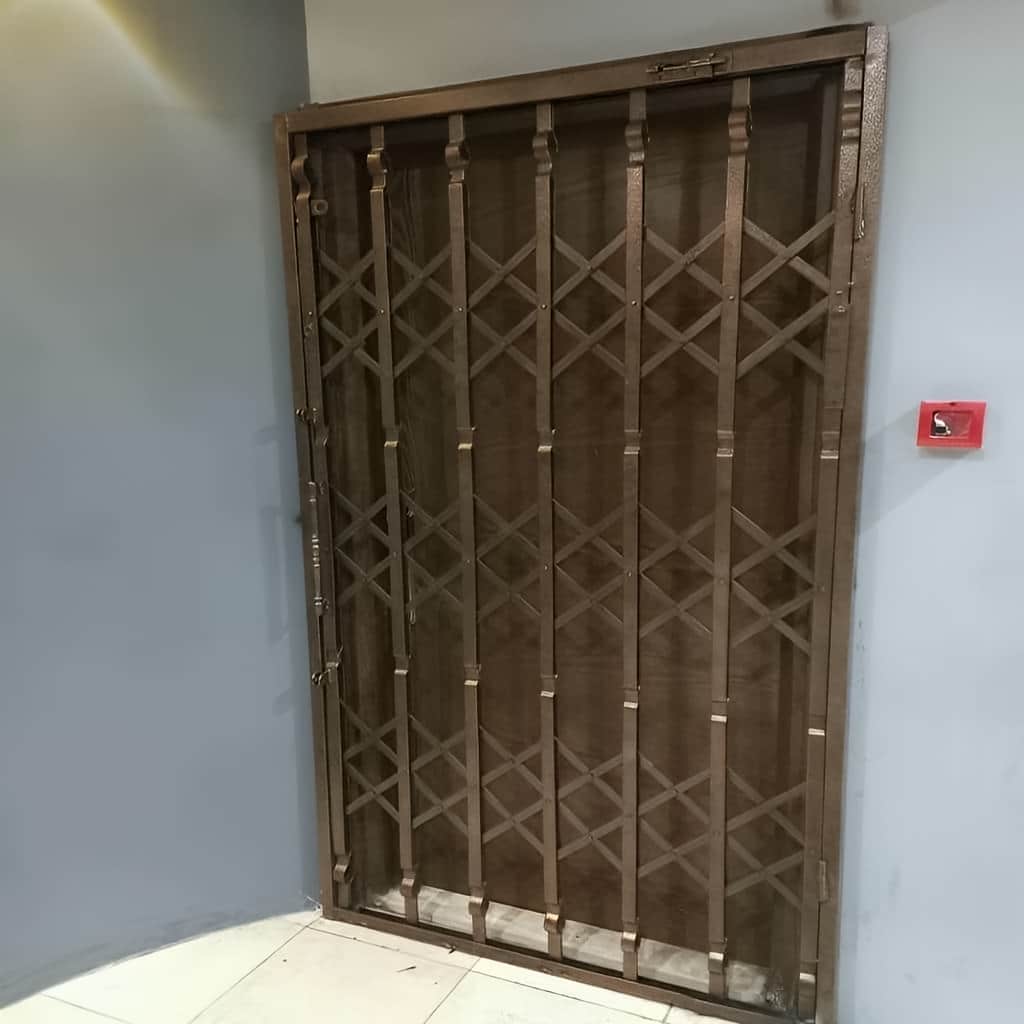 درب آکاردئونی قفل مخفی با چهارچوب فلزی