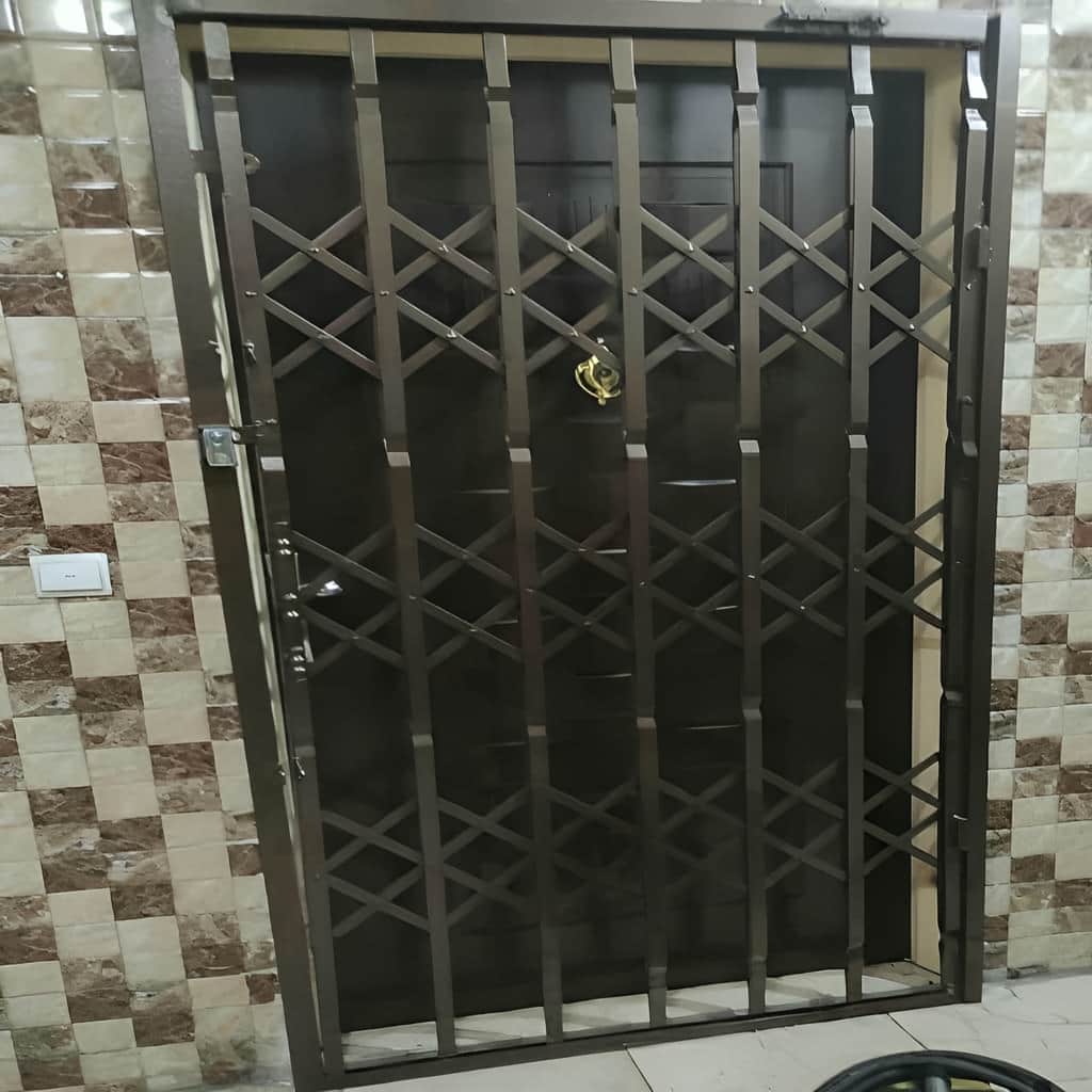 درب آکاردئونی مشکی با تسمه مقاوم