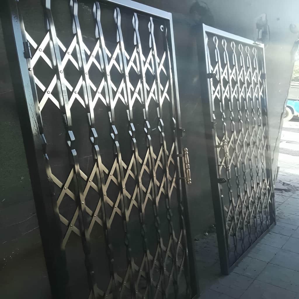 درب آکاردئونی استاندارد با تسمه های مستحکم فلزی