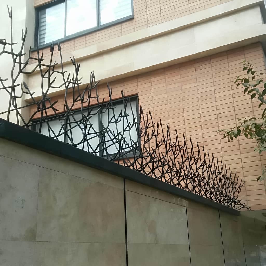 نصب حفاظ آبشاری روی تاج دیوار سنگی