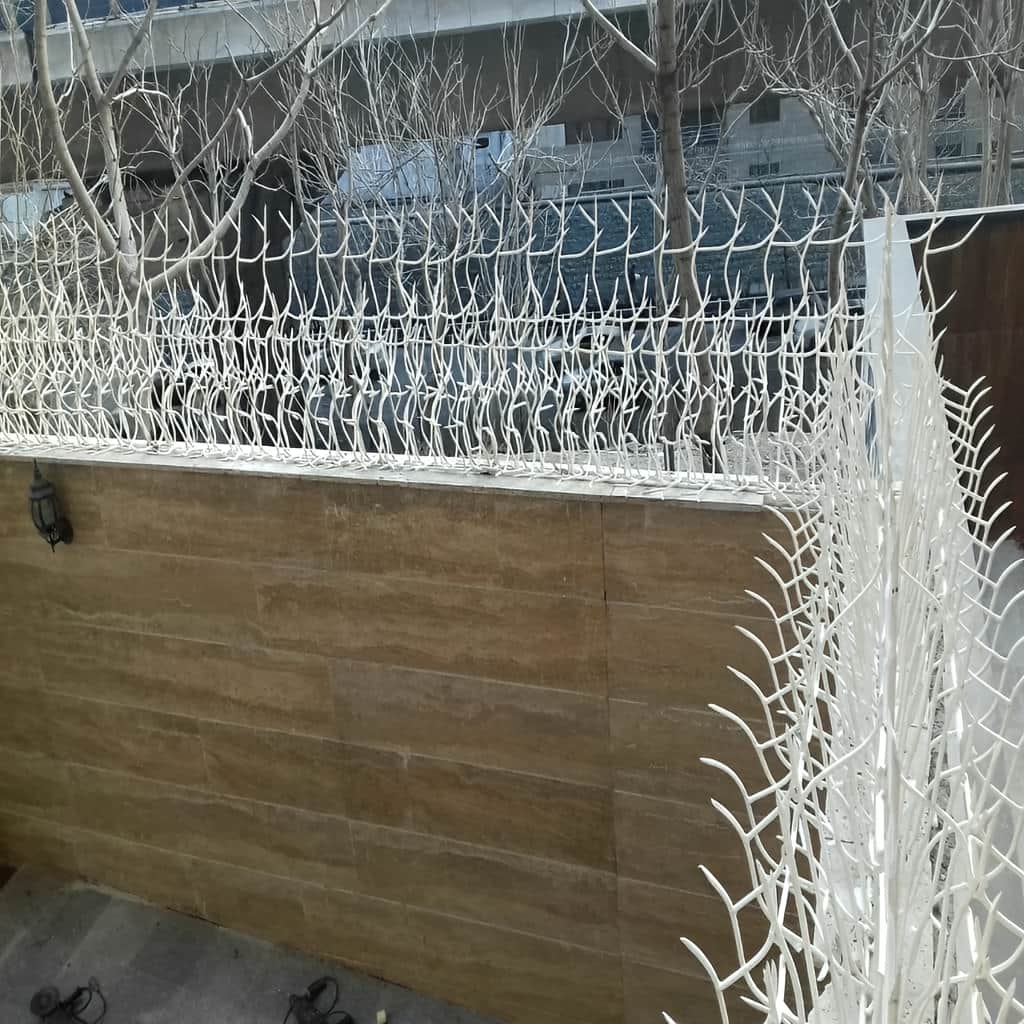 نصب حفاظ ضد سرقت روی تاج دیوار بلند