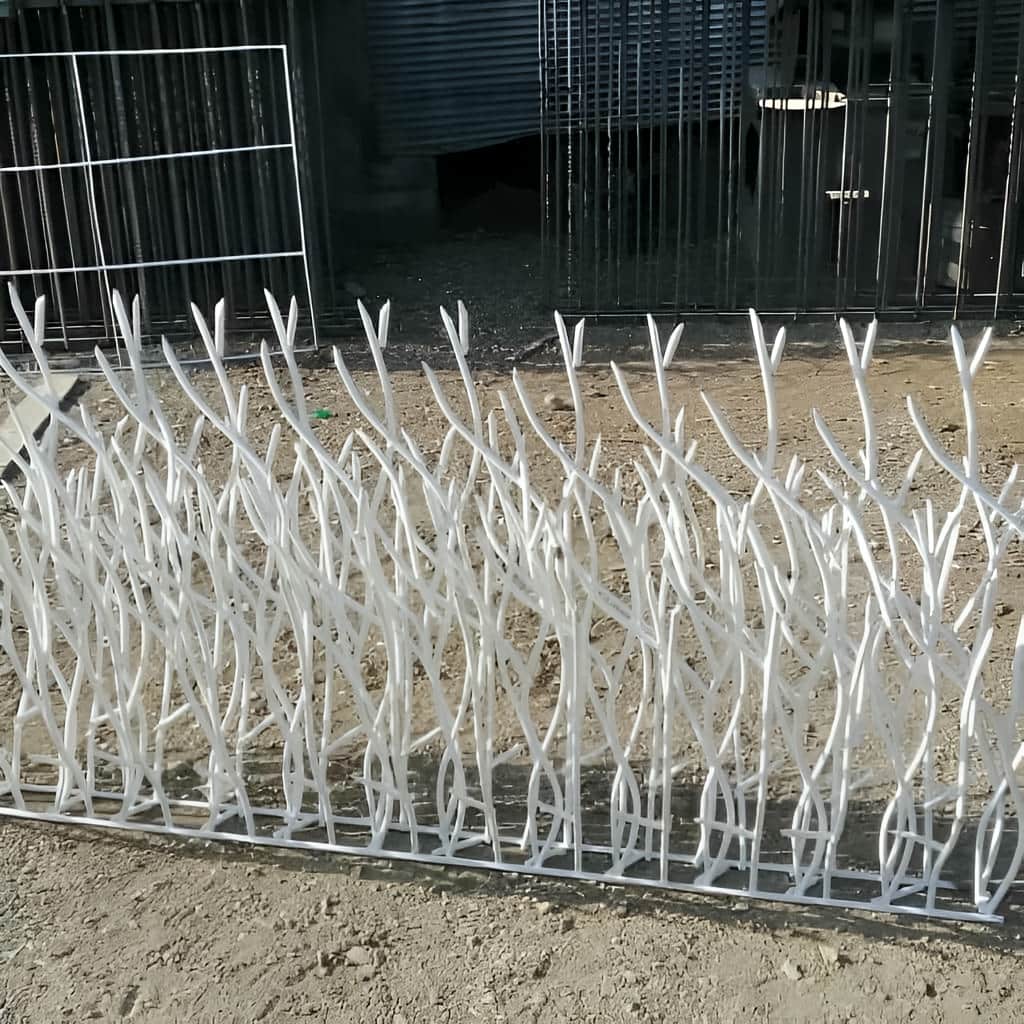 نصب حفاظ دیوار مدرن خطی روی تاج دیوار