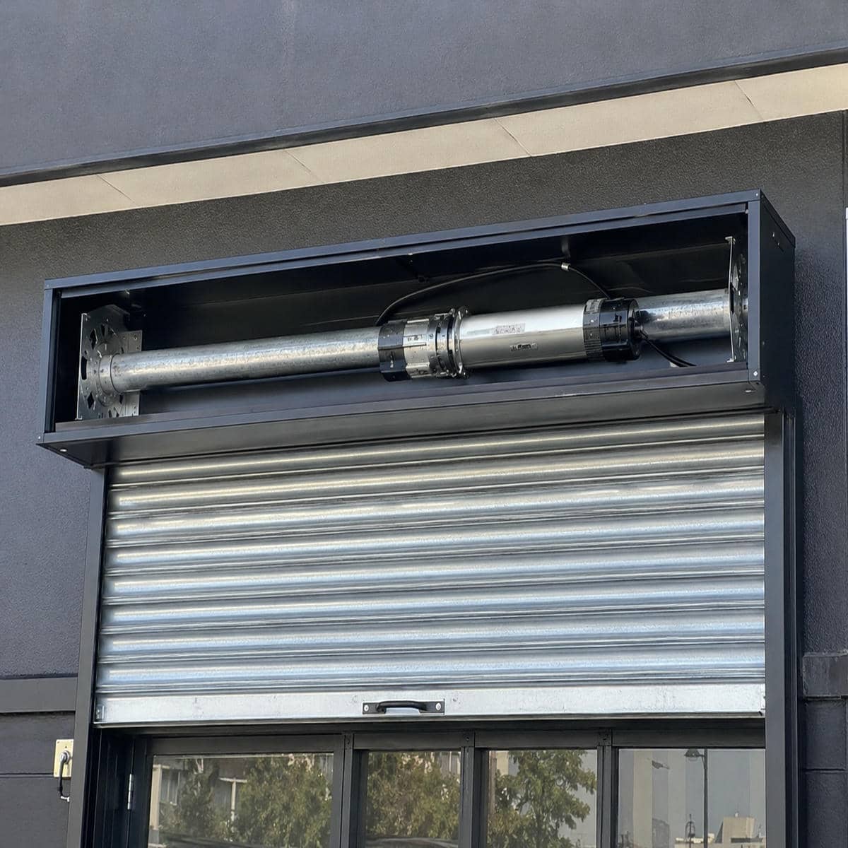17_industrial_storefront_with_roll_up_shutter ساختار فنی و اجزای اصلی موتور توبلار کرکره برقی