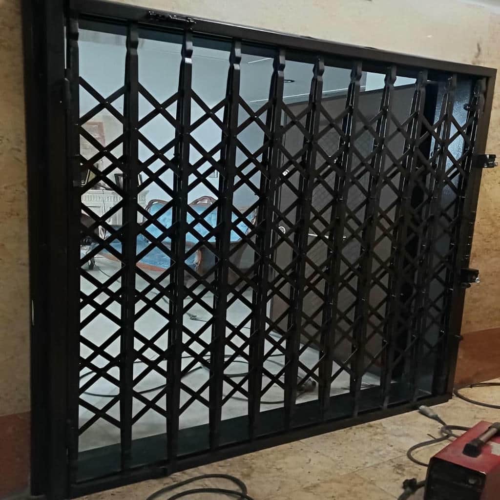 حفاظ درب آپارتمان با ریل روان