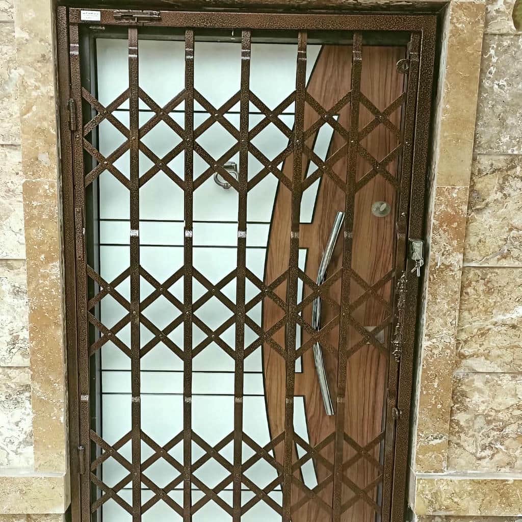 درب آکاردئونی سفید با نصب تراز