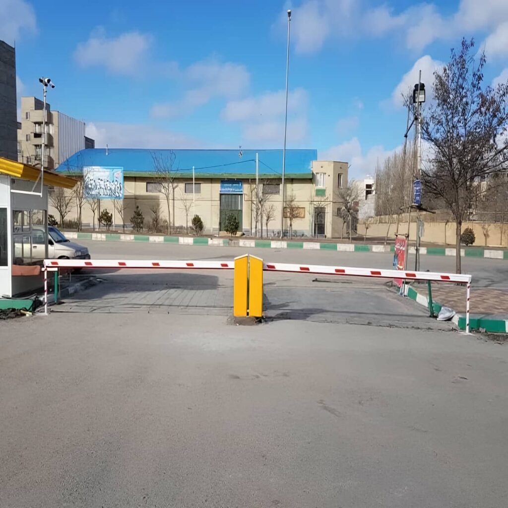 سیستم کنترل تردد پارکینگ سازمانی با کارتخوان ورودی