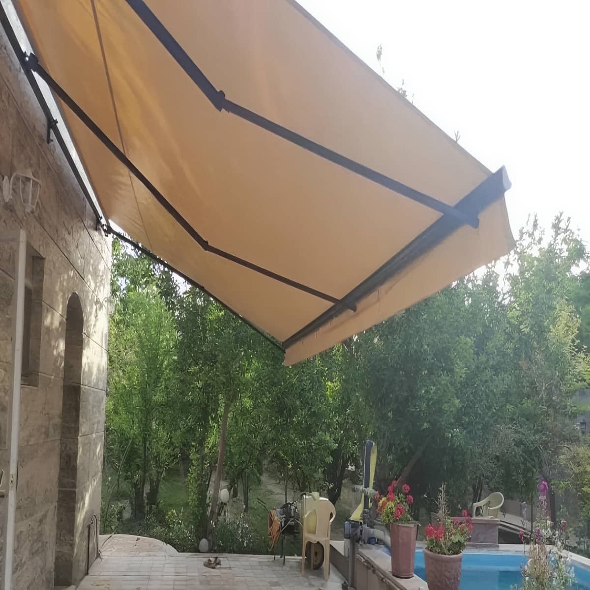 سایبان برقی با موتور تیوبلار نصب شده