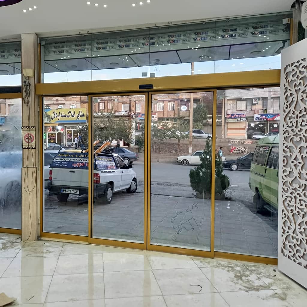 درب اتوماتیک شیشه ای اداری کارتخوان با یراق مقاوم و تمیز