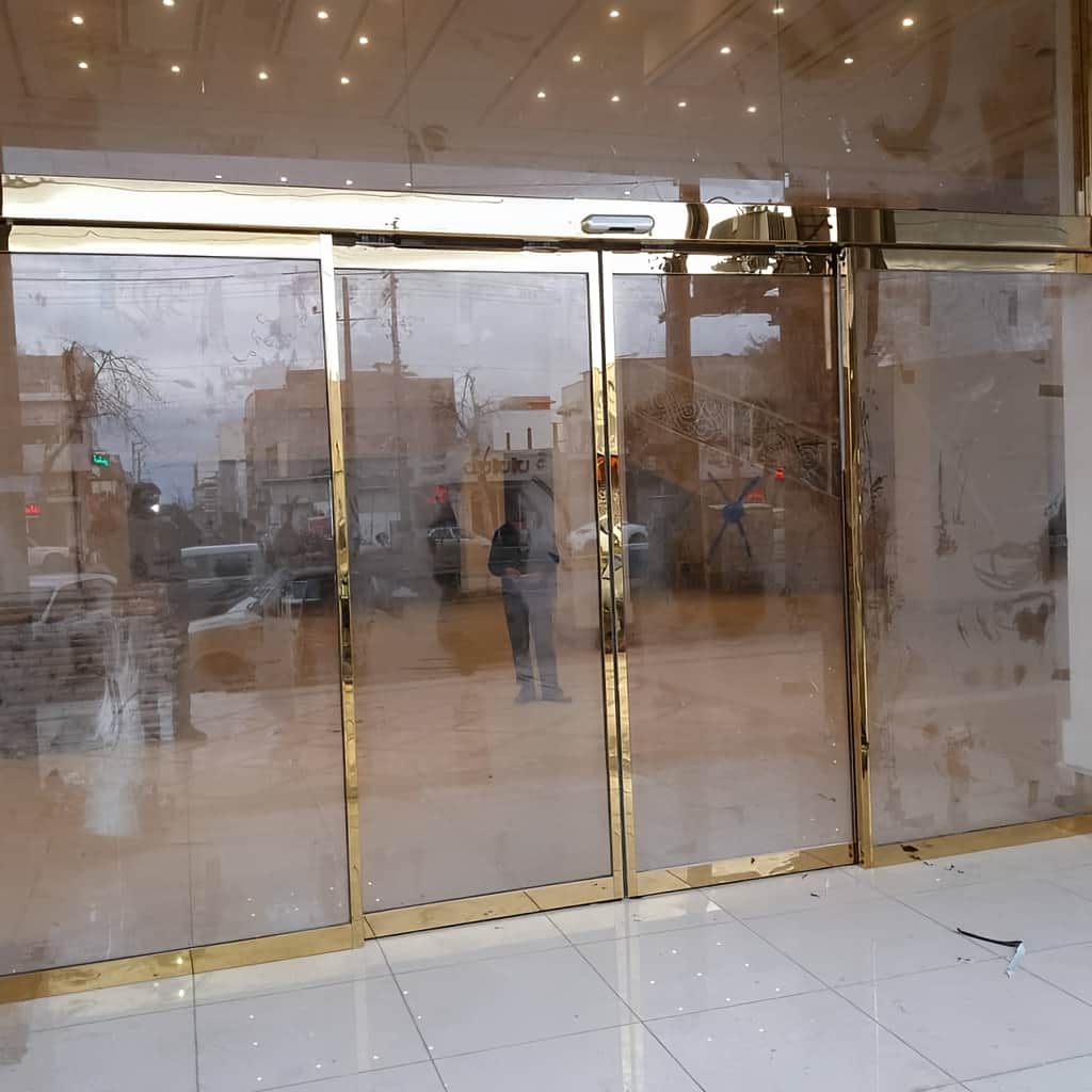 درب اتوماتیک شیشه ای اداری کارتخوان با فریم آلومینیومی ظریف