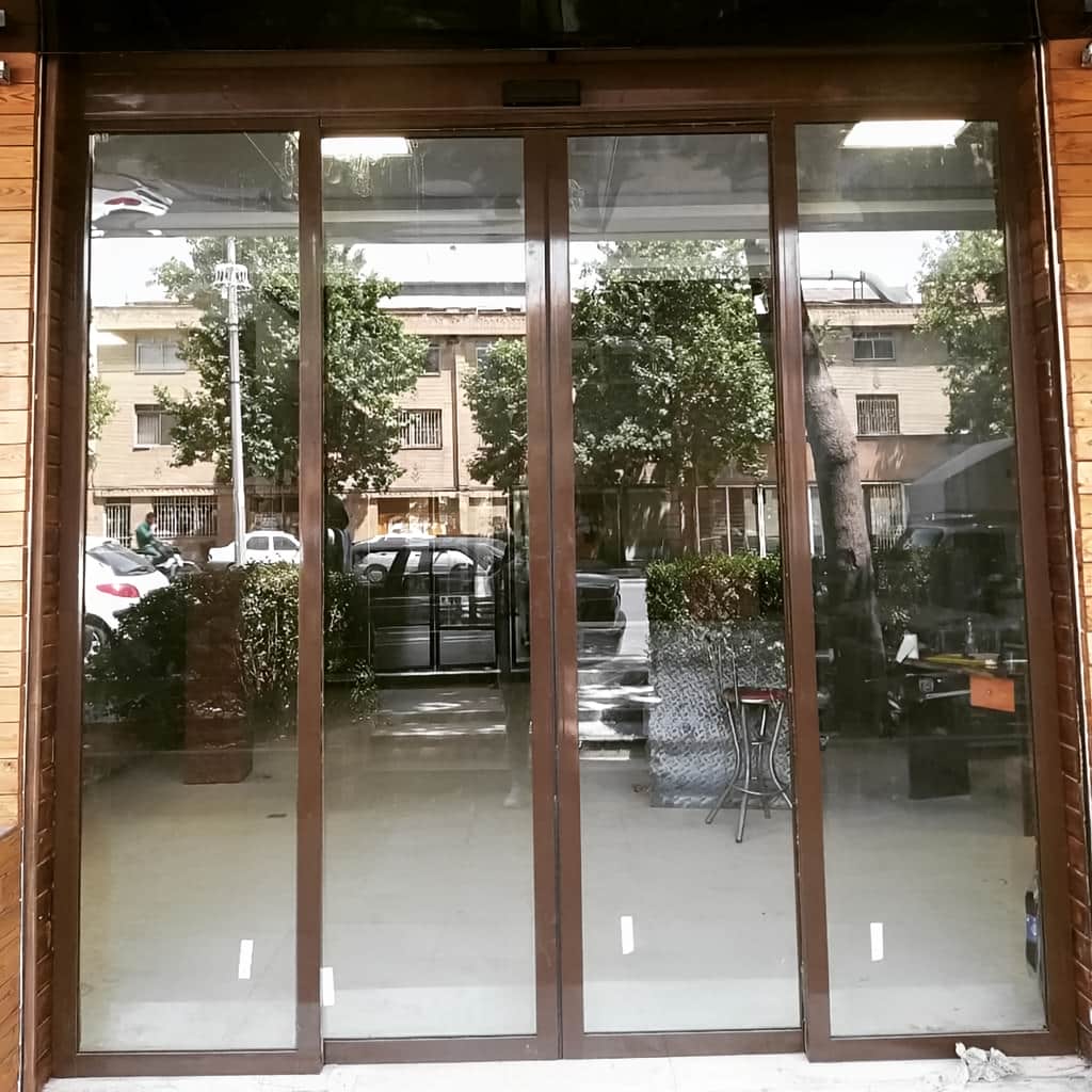 درب اتوماتیک شیشه ای فریم دار آلومینیوم با برش دقیق شیشه