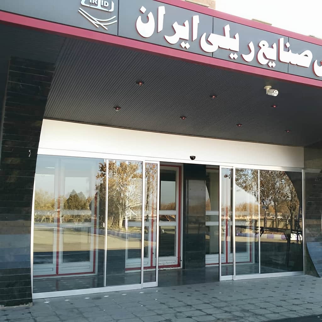 درب اتوماتیک شیشه ای فریم دار آلومینیوم با هنگر مقاوم