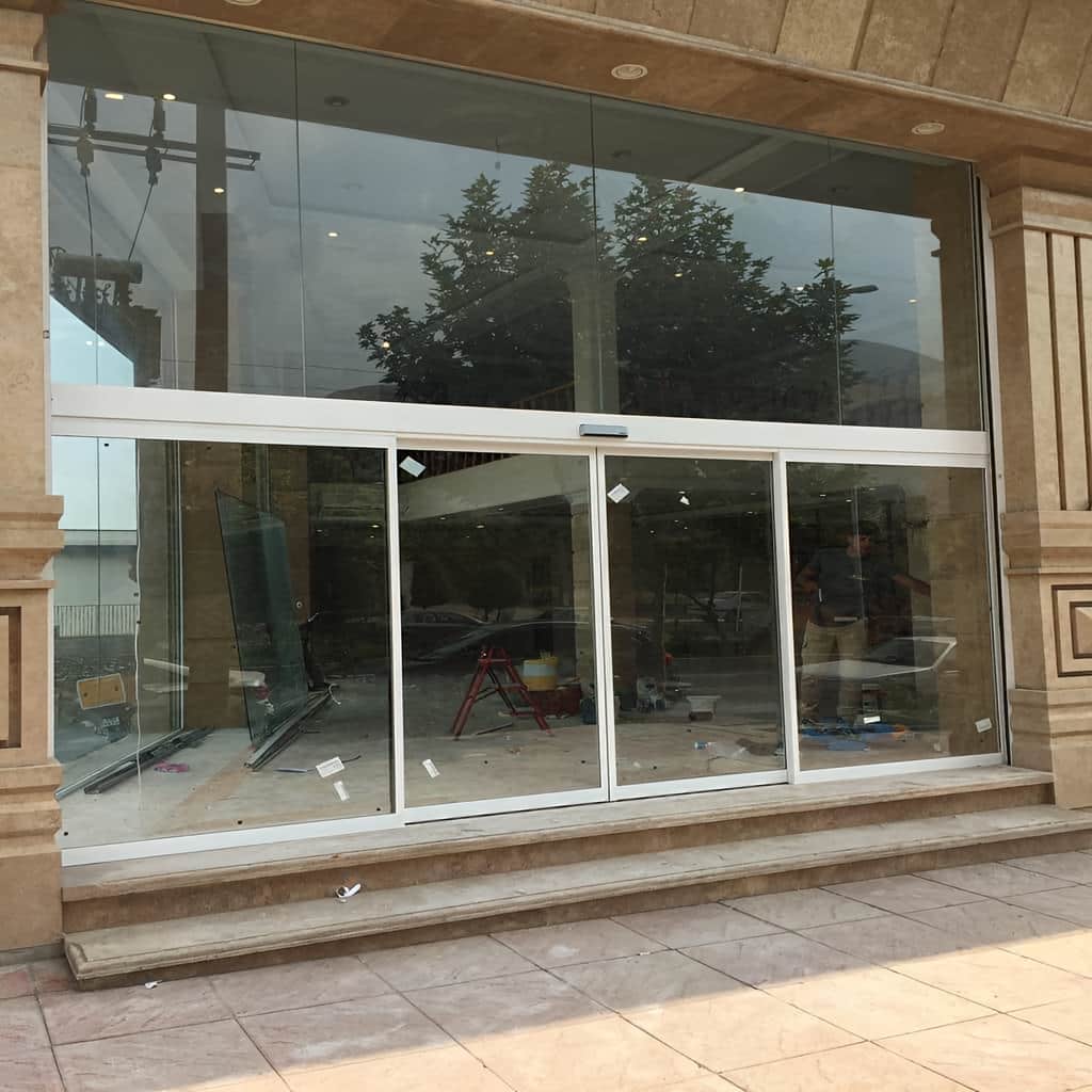 درب اتوماتیک شیشه ای فریم دار آلومینیوم با یراق هماهنگ
