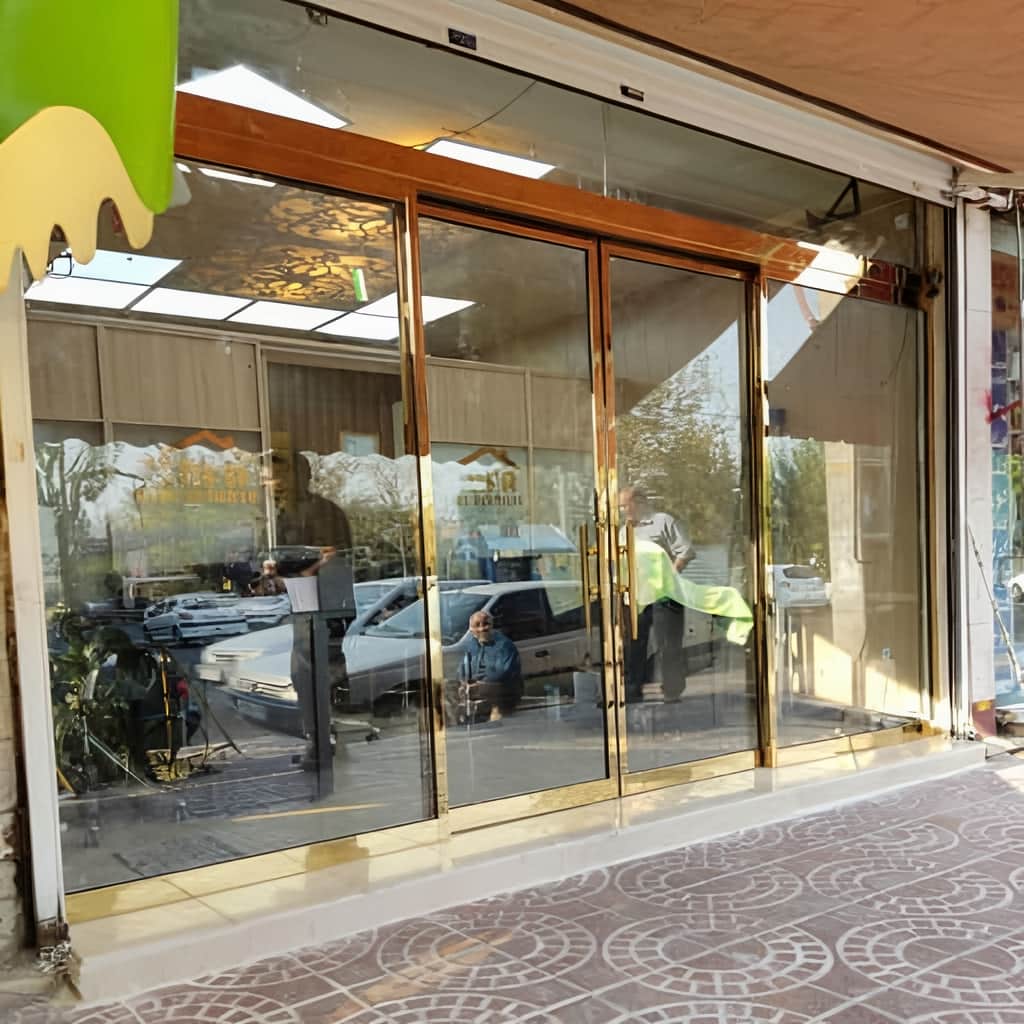 درب اتوماتیک شیشه ای لولایی سنسوردار با فریم آلومینیومی ظریف