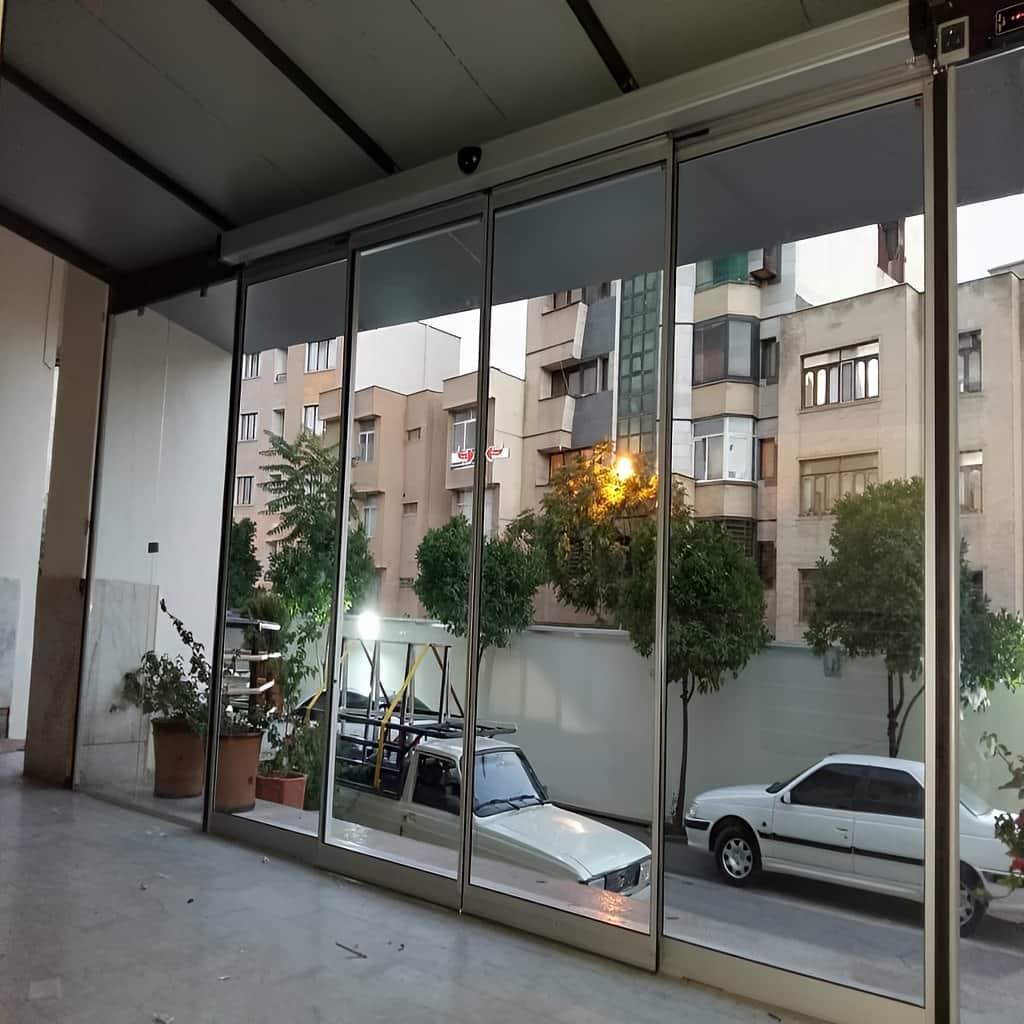 درب اتوماتیک شیشه ای تک لنگه لولایی با اپراتور کم صدا
