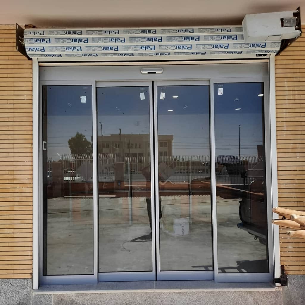 درب اتوماتیک شیشه ای بانک کنترل ورود با یراق مقاوم و تمیز