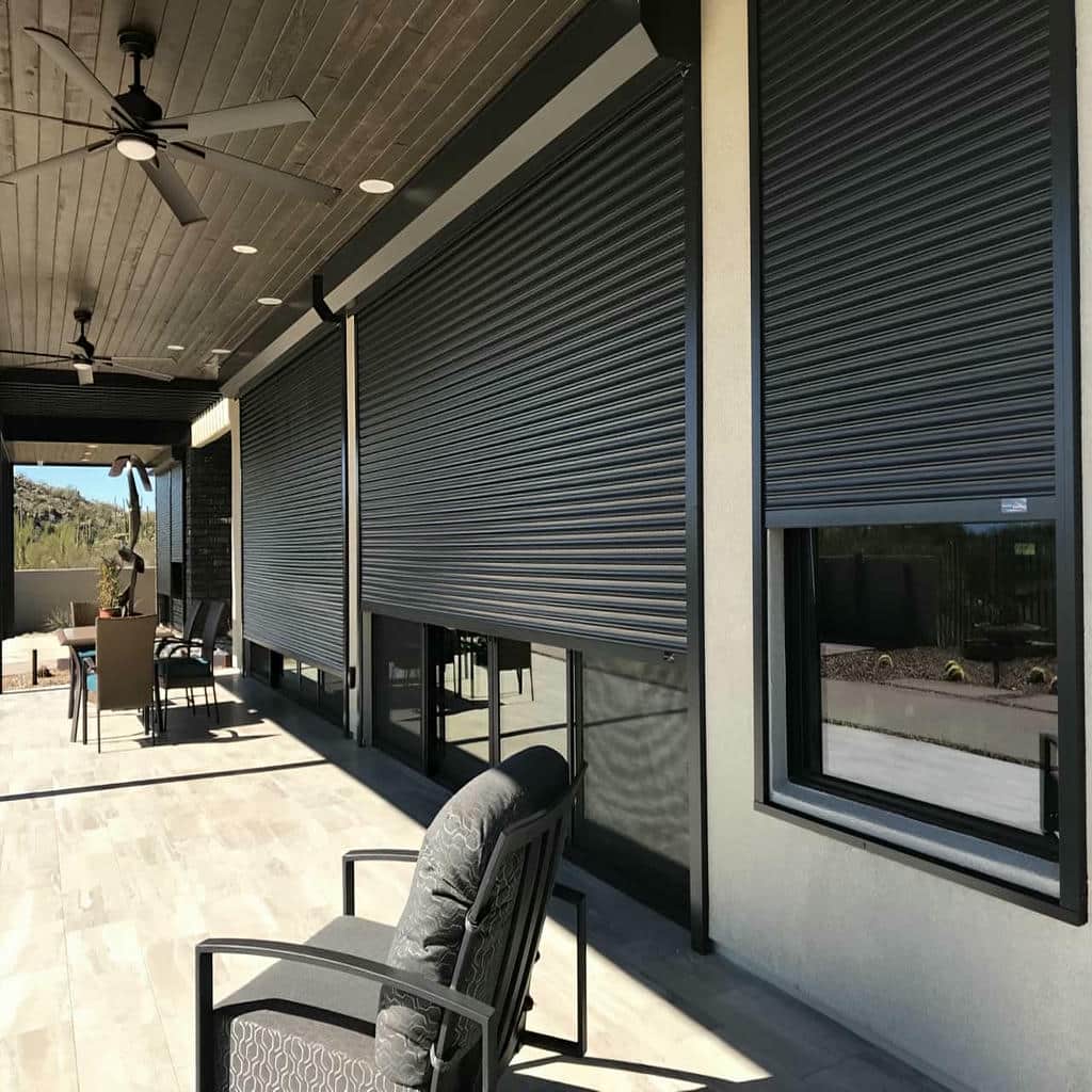 سفارش کرکره برقی رنگی نمای فروشگاه مطابق تابلو