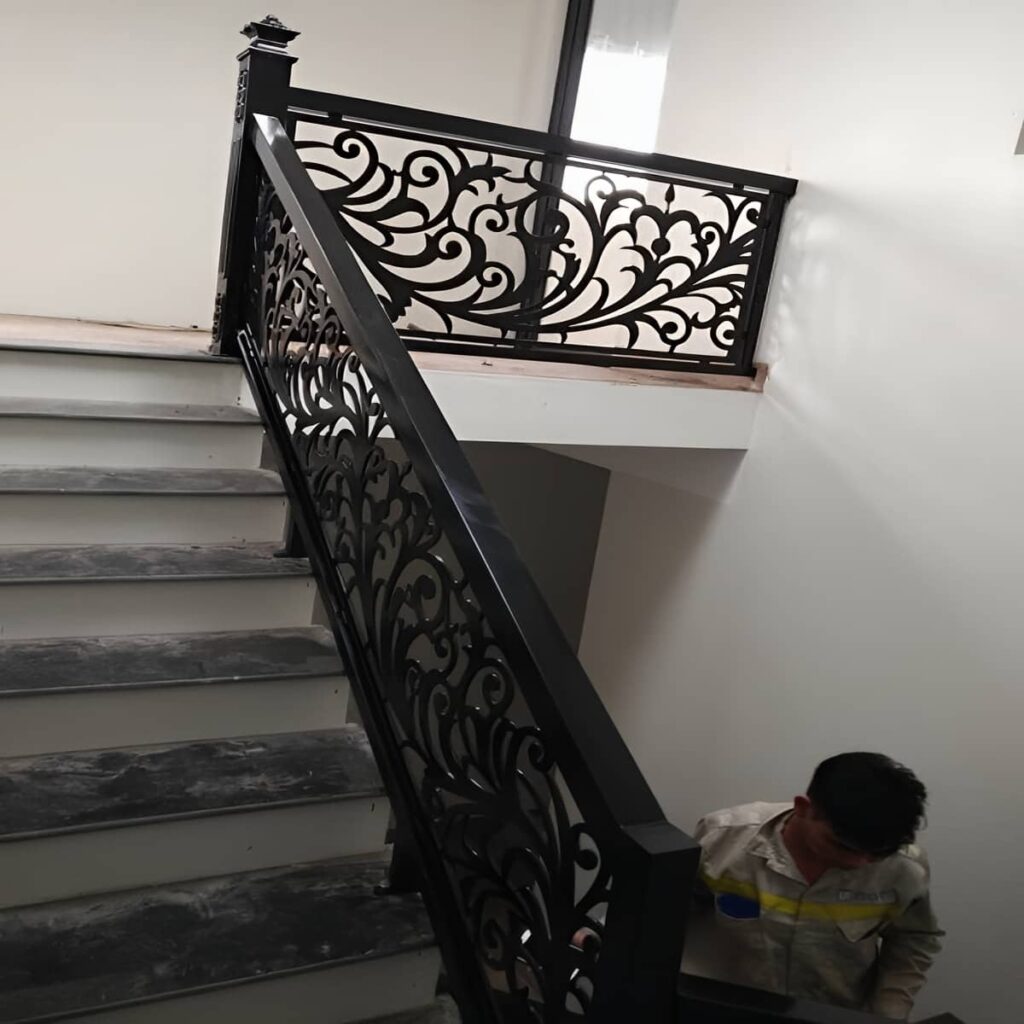نرده سی ان سی کلاسیک با طرح فرفورژه