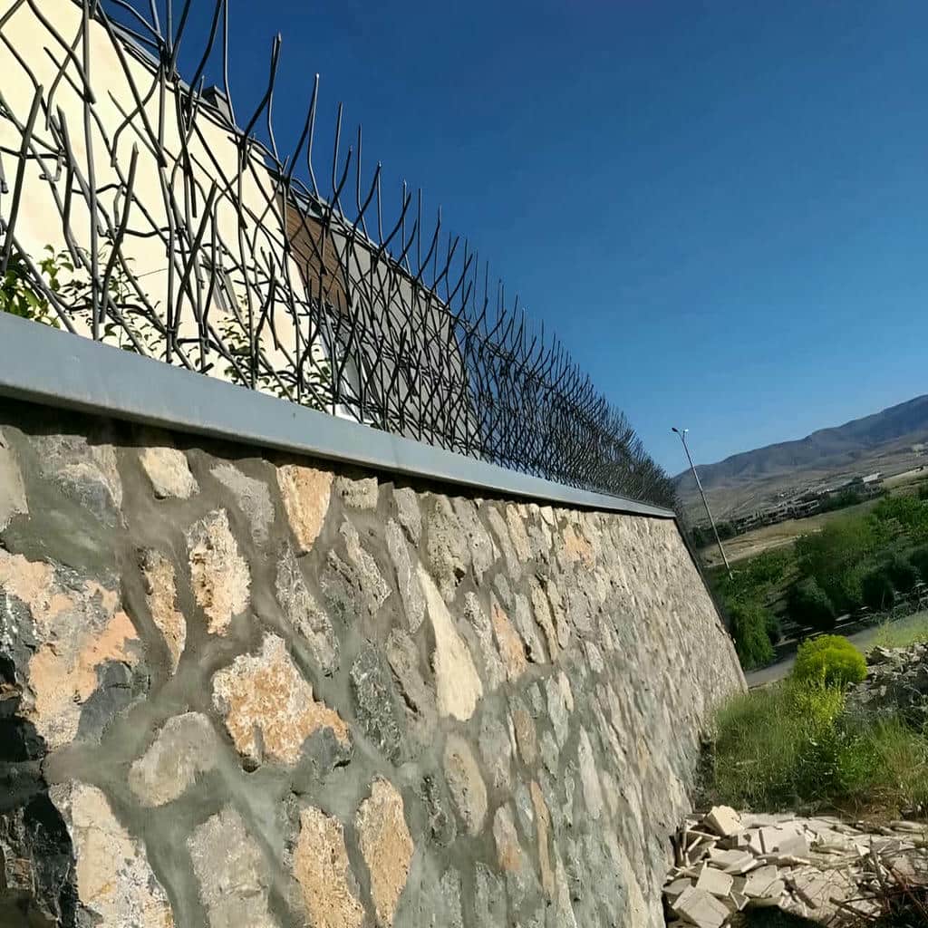 سفارش حفاظ روی دیوار باغ با طرح فرفورژه