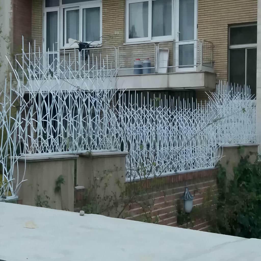 حفاظ روی دیوار با جوشکاری دقیق اتصالات