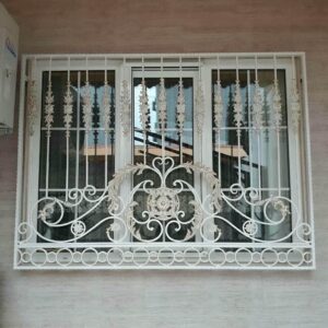 نرده پنجره فرفورژه گل دار سفارشی