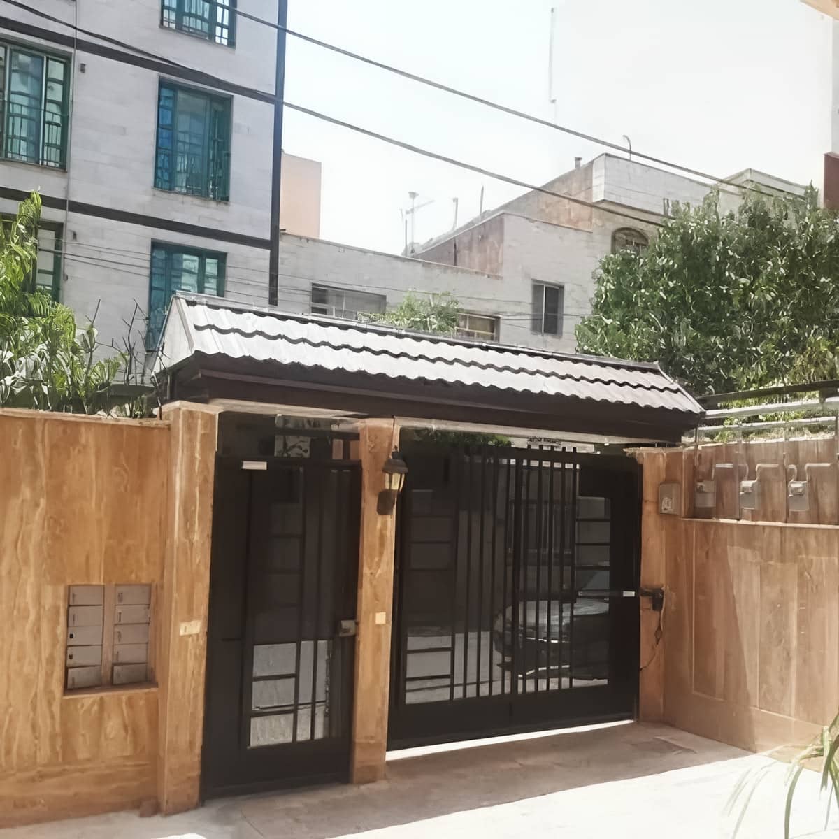 آردواز فلزی شیک ویلا با اجرای تمیز اتصالات