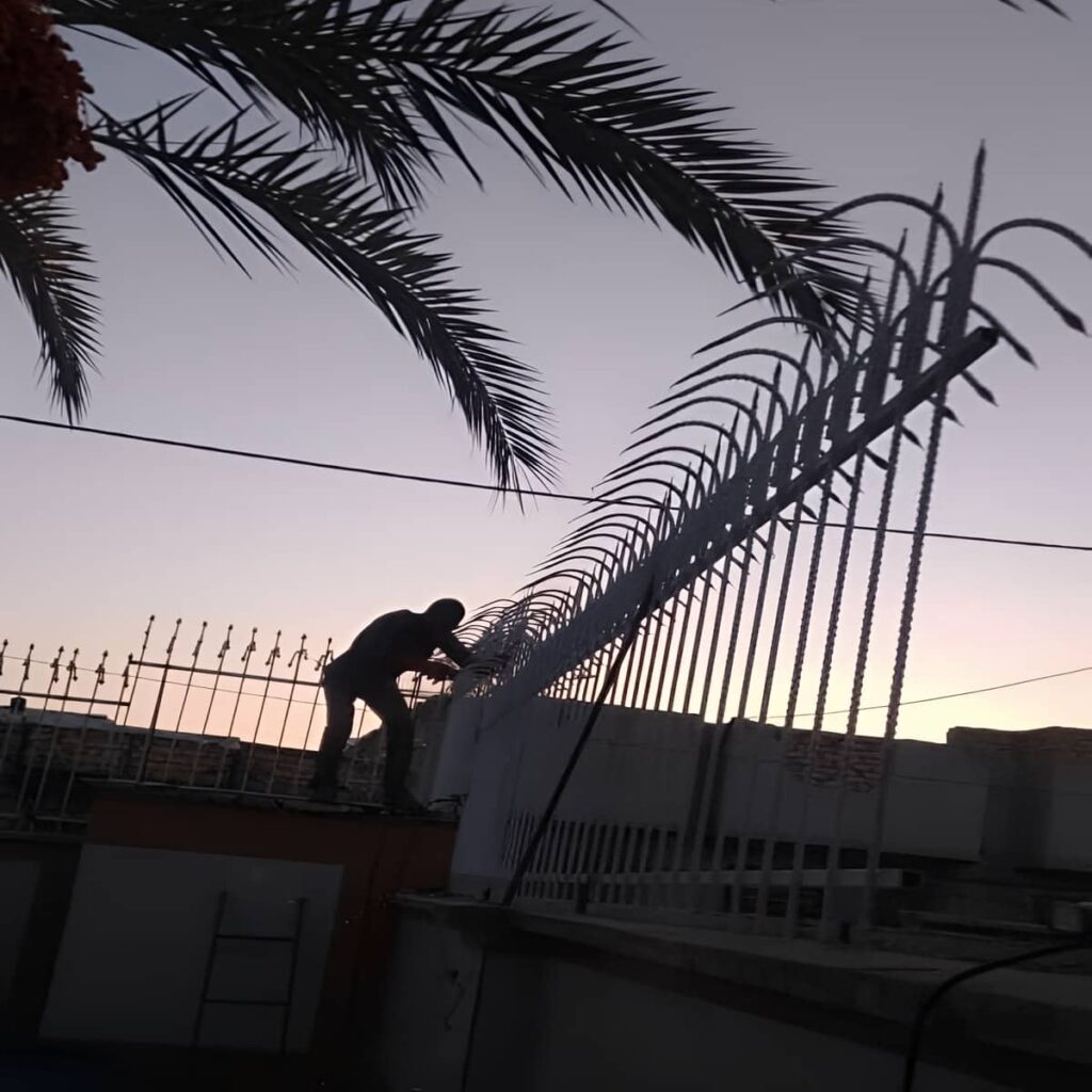 نصب حفاظ رنگ کوره ای روی دیوار