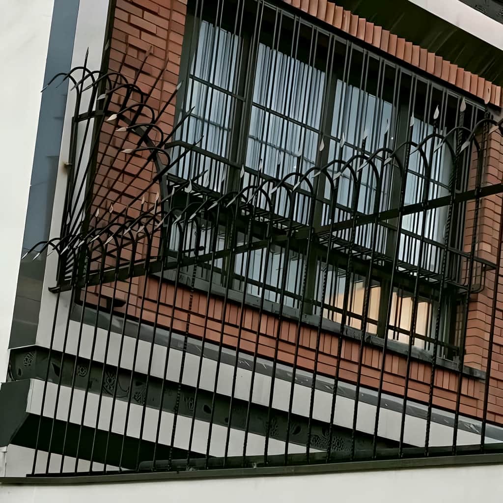 نصب حفاظ بوته ای روی تاج دیوار