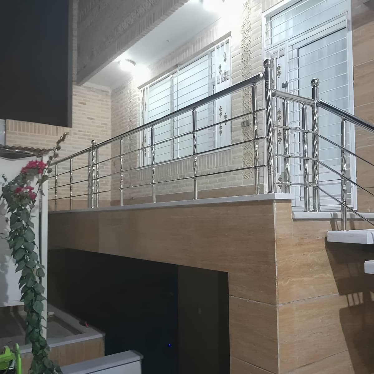 نرده استیل تراس ضدزنگ با اجرای افقی و خطوط منظم نرده استیل تراس ضدزنگ با اجرای افقی و خطوط منظم